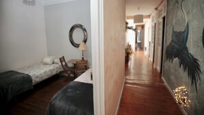 Habitación triple | Tabla de planchar con plancha, wifi gratis y ropa de cama