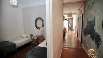 Habitación triple | 1 dormitorio, tabla de planchar con plancha, wifi gratis y ropa de cama