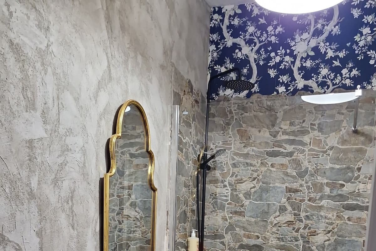 Triple Room | Bathroom | Shower, hair dryer, towels