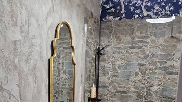 Habitación triple | Baño | Ducha, secador de pelo y toallas