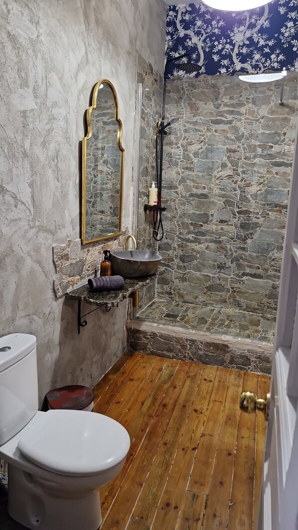 Dreibettzimmer | Badezimmer | Dusche, Haartrockner, Handtücher