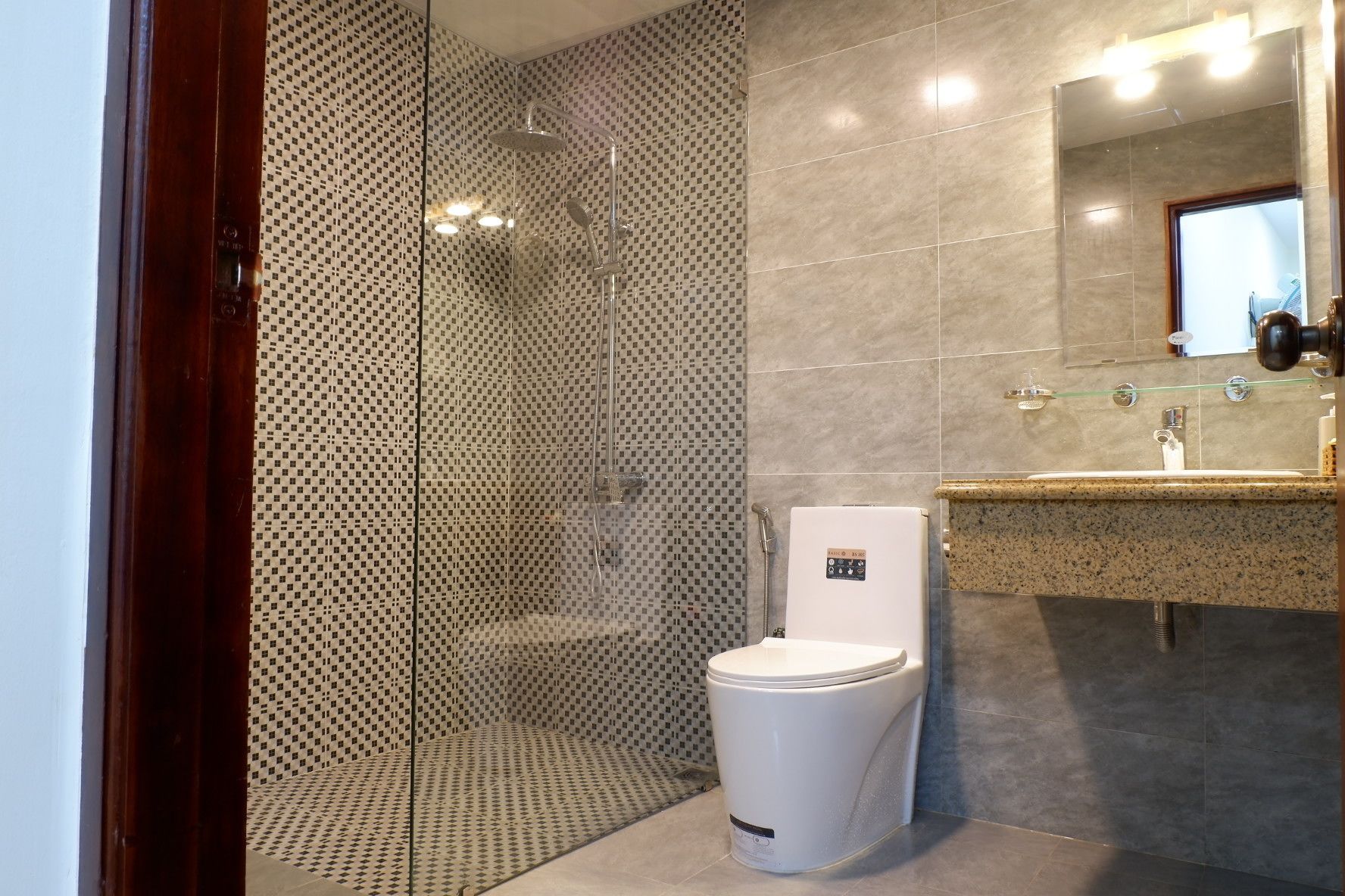 standard double room, 1 queen bed | minibar, desk, soundproofing, rollaway beds