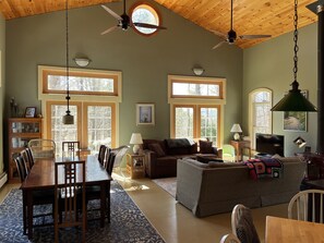 Smart TV, Netflix, DVD player, livros