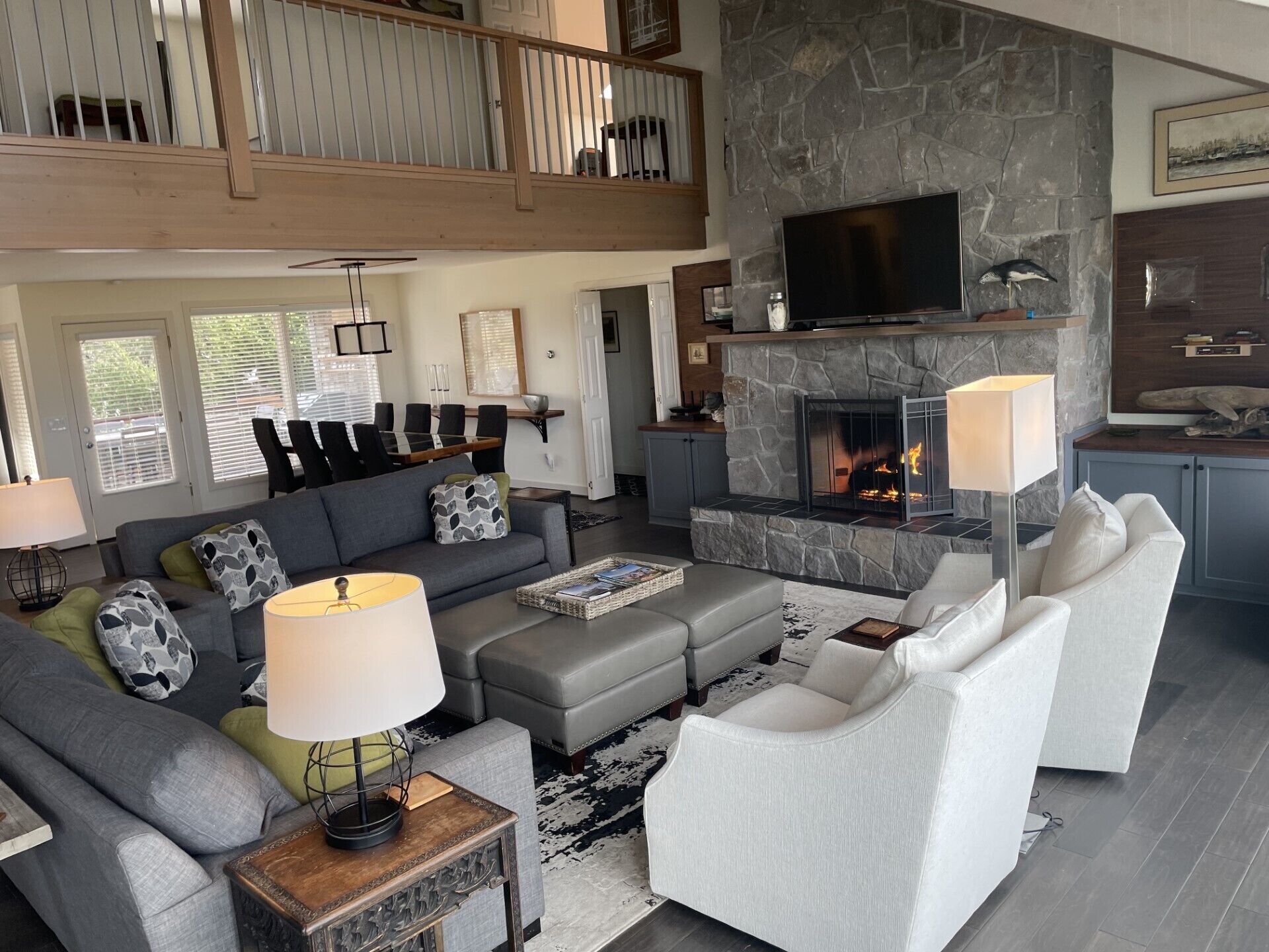 TV connectée, cheminée, lecteur de DVD, livres