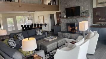 TV connectée, cheminée, lecteur de DVD, livres