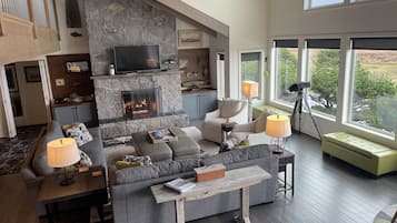 TV connectée, cheminée, lecteur de DVD, livres