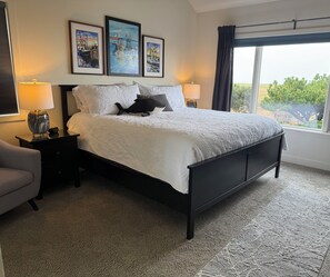 4 bedrooms, desk, iron/ironing board, travel cot
