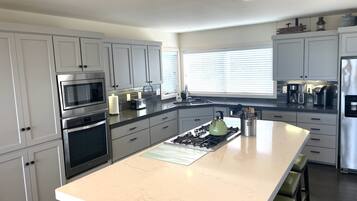 Frigorífic, microones, forn i placa de cuina