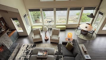 TV connectée, cheminée, lecteur de DVD, livres