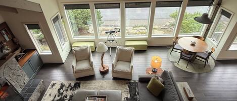 TV connectée, cheminée, lecteur de DVD, livres