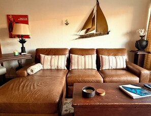 Téléviseur connecté, livres, sélection de films, chaîne audio
