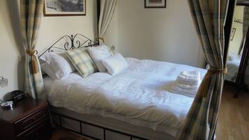 Tweepersoonskamer (4 poster) | Geluiddichte muren, een strijkplank/strijkijzer, gratis wifi, beddengoed