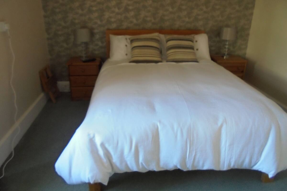 Double Room (king) | Soundproofing, iron/ironing board (on request), WiFi (free), bed sheets