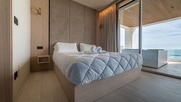 Deluxe Suite | Minibar, in-room safe, desk, free WiFi