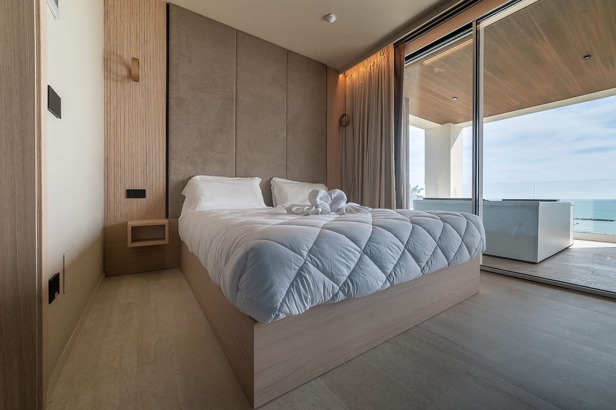Deluxe suite | 1 slaapkamer, een minibar, een kluis op de kamer, een bureau