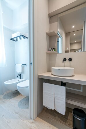 Suite familiar | Baño | Regadera, amenidades de baño gratuitas, secadora de cabello, bidet