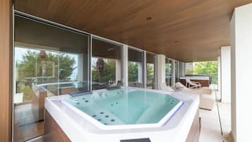 Sauna, hot tub, steam room, Turkish bath/hammam, body treatments