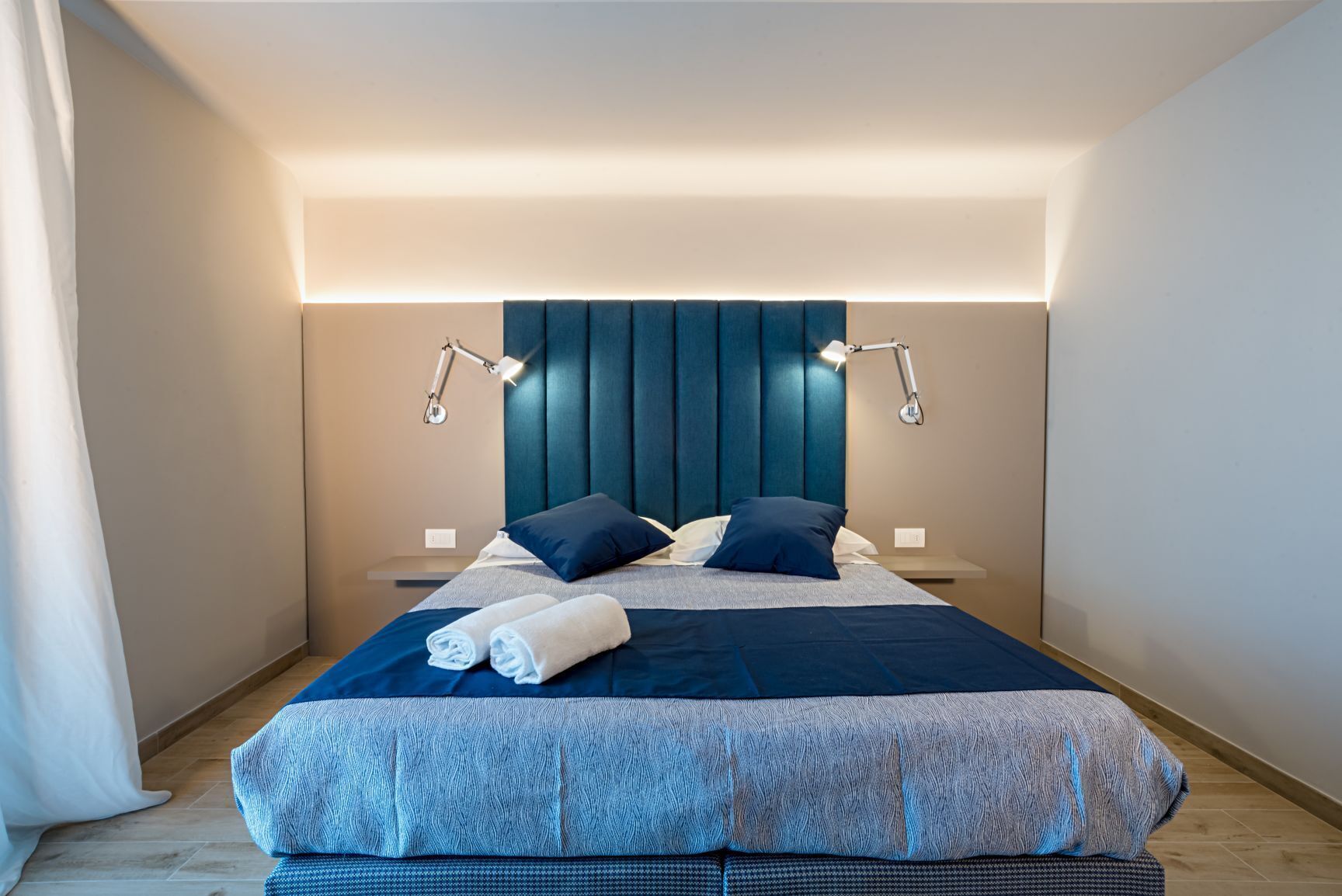 Suite familiare | Minibar, una cassaforte in camera, una scrivania, Wi-Fi gratuito