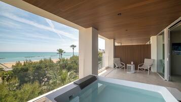 Deluxe Suite | Minibar, in-room safe, desk, free WiFi