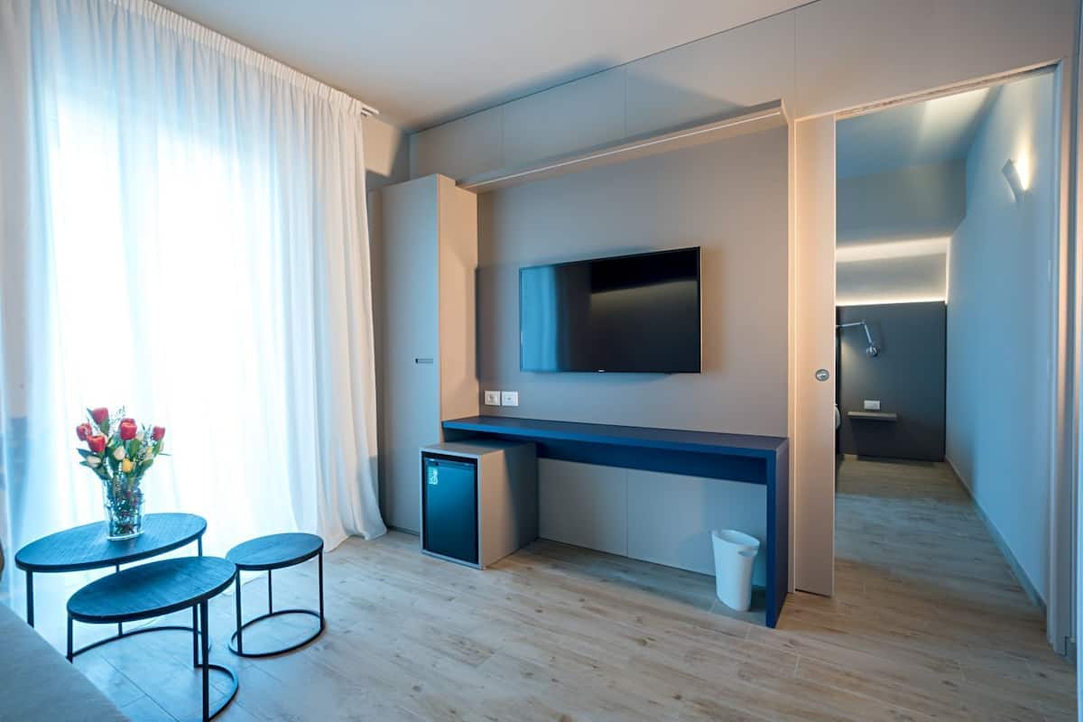 Phòng Suite dành cho gia đình | Minibar, két bảo mật tại phòng, bàn 