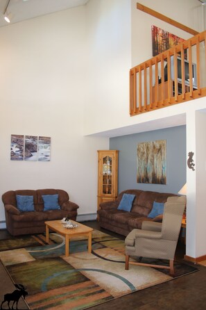 Een smart-tv, een open haard, videogames en een dvd-speler