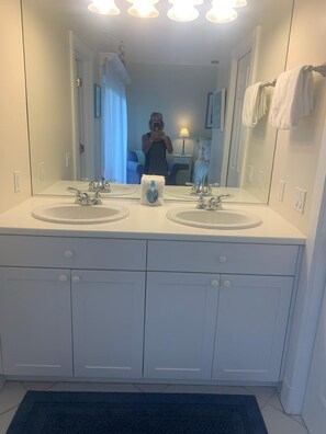 Regadera, secadora de cabello, toallas, jabón 