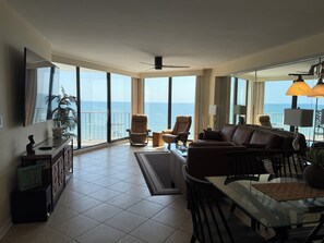 Smart TV, chimenea y estéreo