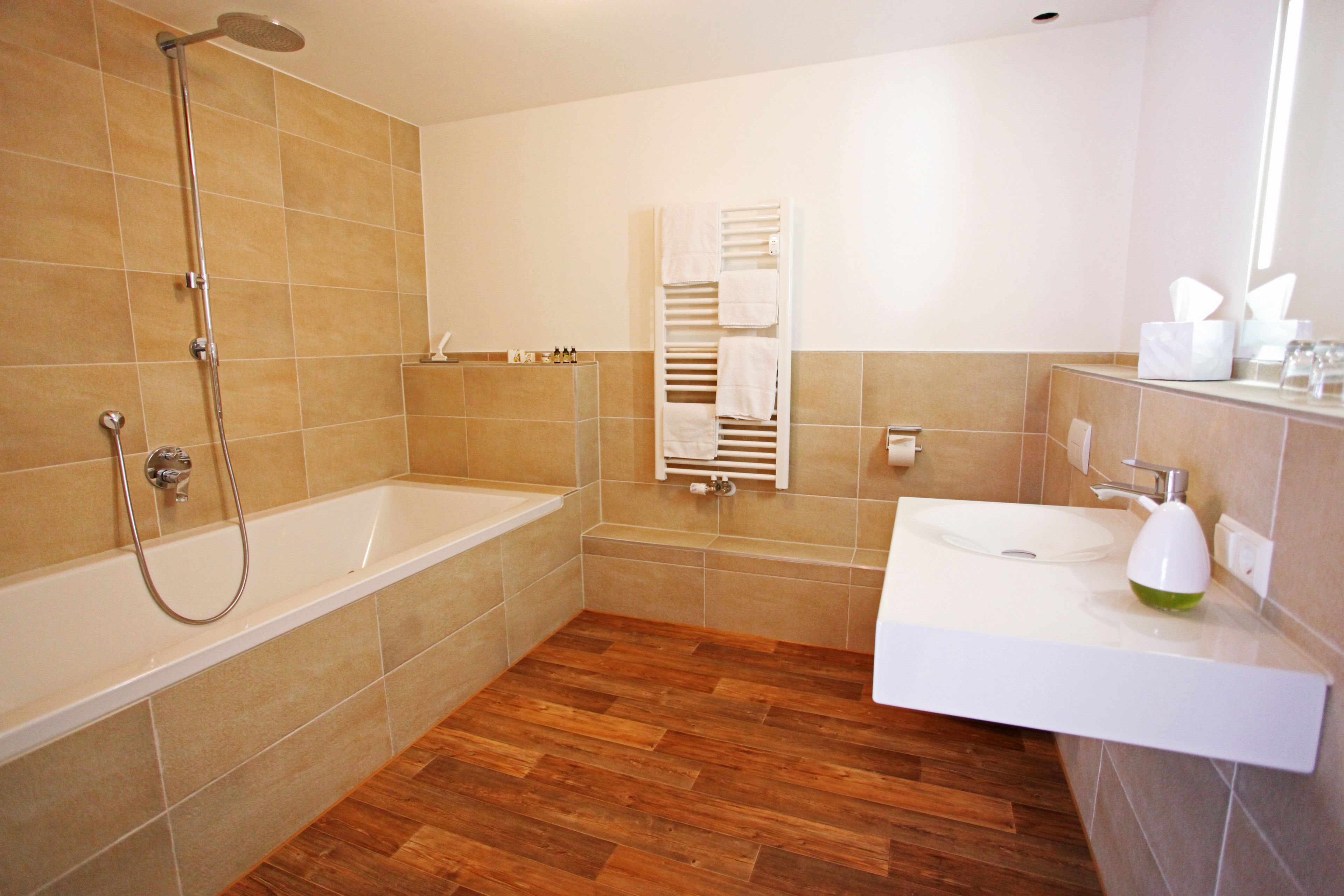 Un baño moderno con bañera, ducha y tocador.