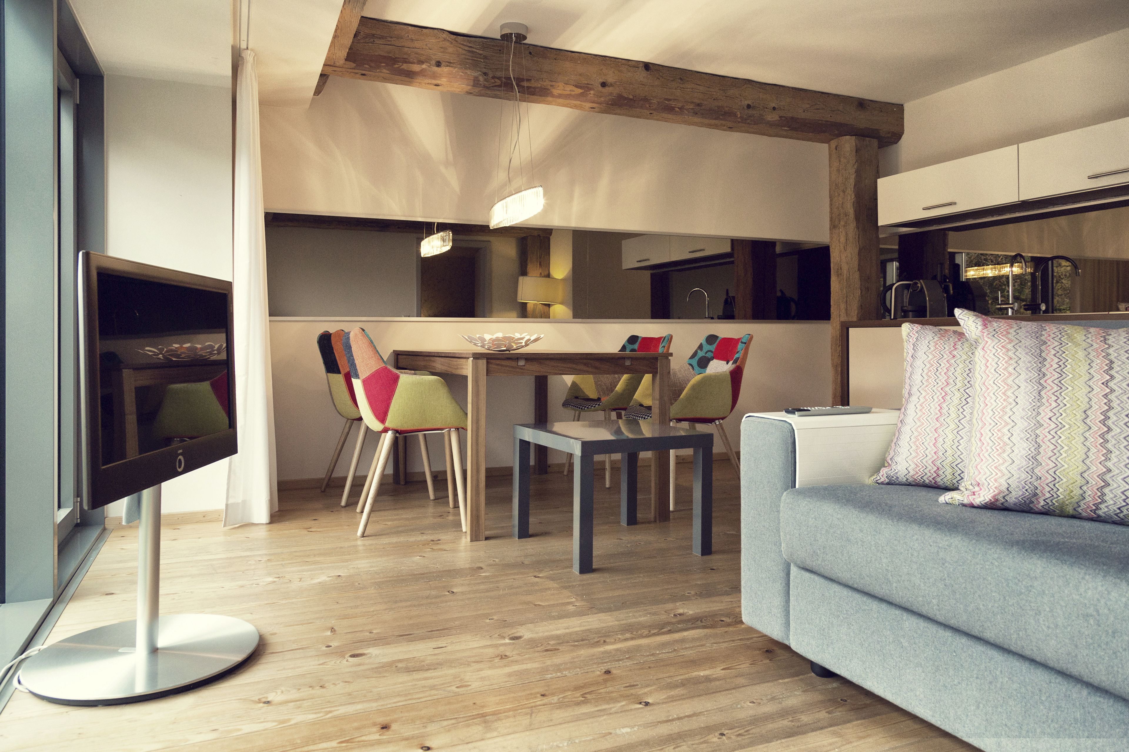 suite | living area | flat-screen tv