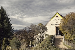 Un edificio con un letrero que dice "rainhof scheun HOTEL MARKTS" y un sendero que lleva a la entrada.
