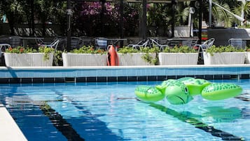 Piscine extérieure (ouverte en saison)
