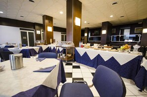 Frühstück (10.00 EUR pro Person)