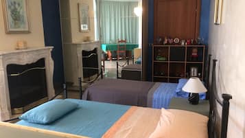 Escritorio, wifi gratis y ropa de cama