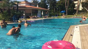 Piscine extérieure (ouverte en saison), parasols de plage