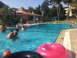 Seasonal outdoor pool, pool umbrellas, sun loungers - B&B Villa Maria (Montesilvano)