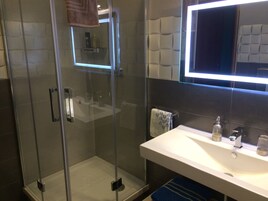 Ducha, artículos de tocador gratuitos, secador de pelo, bidet