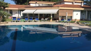 Außenpool (je nach Saison geöffnet), Sonnenschirme, Liegestühle