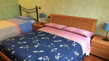 Dreibettzimmer, 1 Schlafzimmer, eigenes Bad | Schreibtisch, kostenloses WLAN, Bettwäsche