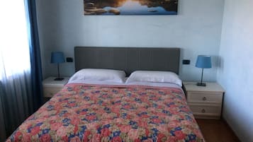 Classic Room, Private Bathroom | Desk, free WiFi, bed sheets