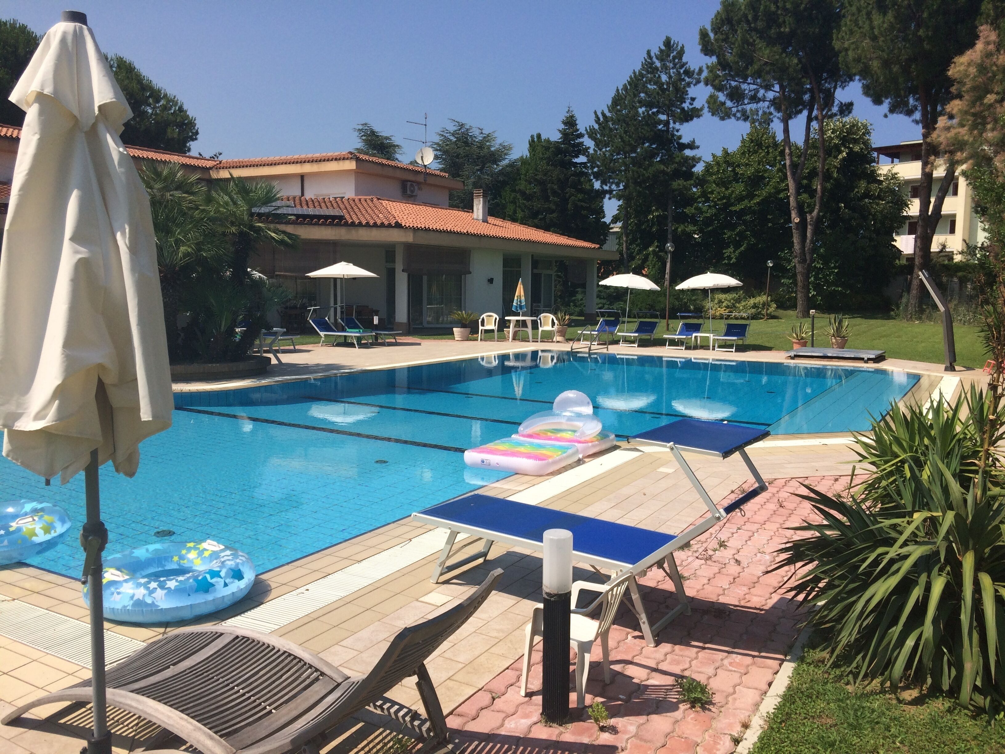 Außenpool (je nach Saison geöffnet), Sonnenschirme, Liegestühle