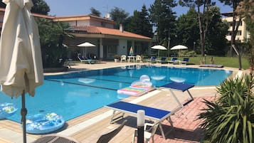 AuĂenpool (je nach Saison geöffnet), Sonnenschirme, LiegestĂŒhle