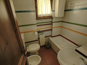 Apartamento, 2 quartos, vista para a montanha (1) | Banheiro | Banheira, secador de cabelo, bidê, toalhas de banho