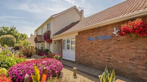 A brick building with a sign reading "Belle Vallon." - Beau Vallon Holiday Apartments (St. Pierre du Bois)