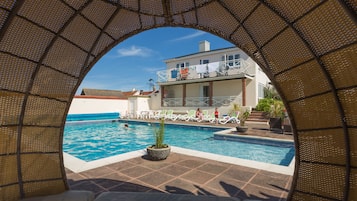 Una piscina al aire libre de temporada