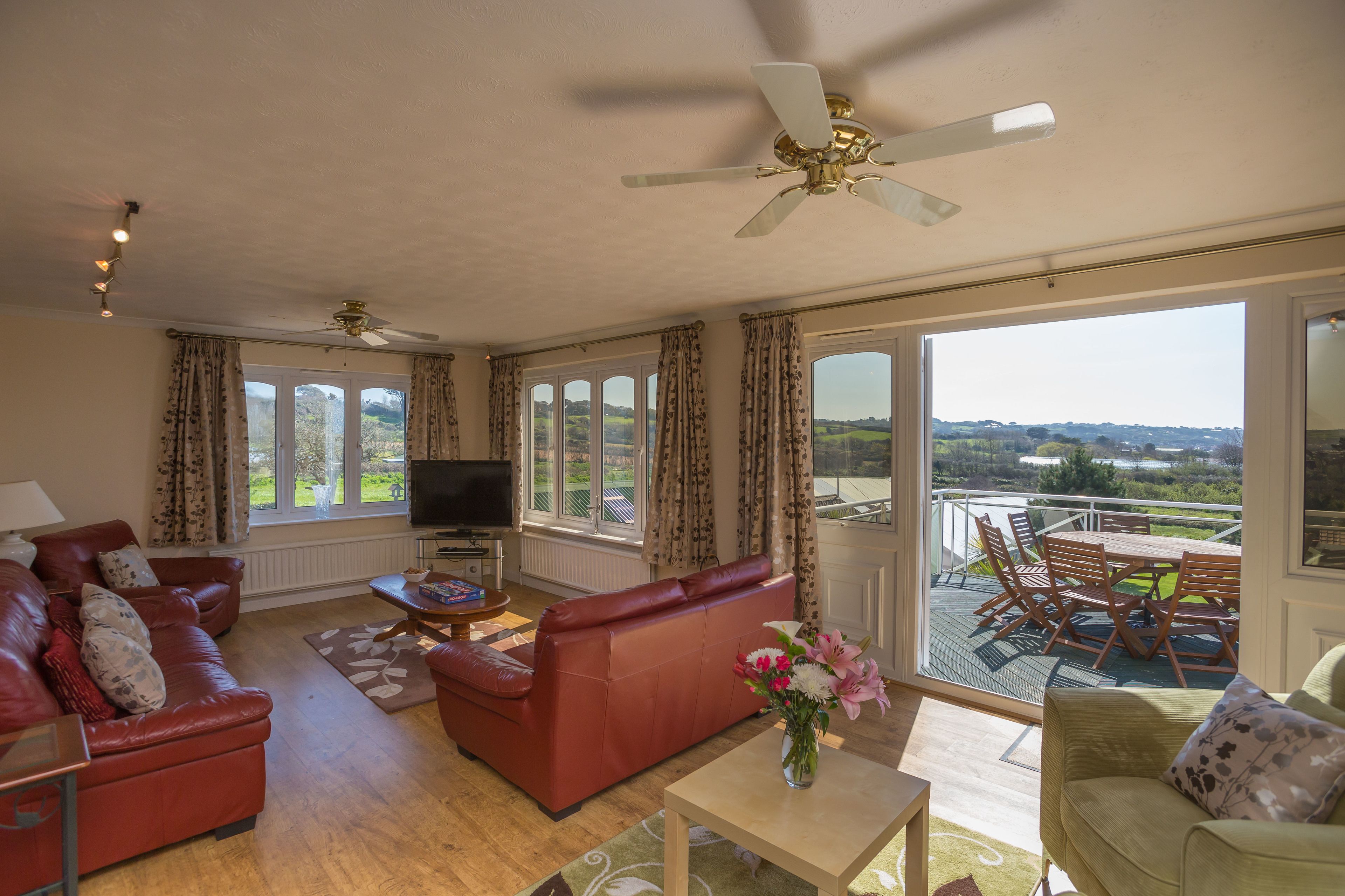 럭셔리 아파트, 침실 4개, 발코니, 바다 전망 (Vazon) | 거실 | 평면 TV, DVD 플레이어, 탁구