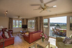 Luxury Apartment, 4 Bedrooms, Balcony, Sea View (Vazon) | Living room | Flat-screen TV, DVD player, table tennis