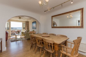 Luxury Apartment, 4 Bedrooms, Balcony, Sea View (Vazon) | In-room dining