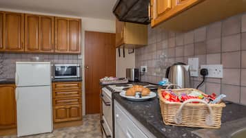House, 2 Bedrooms, Shared Bathroom (The Bay) | Private kitchen | Full-sized fridge, microwave, oven, stovetop