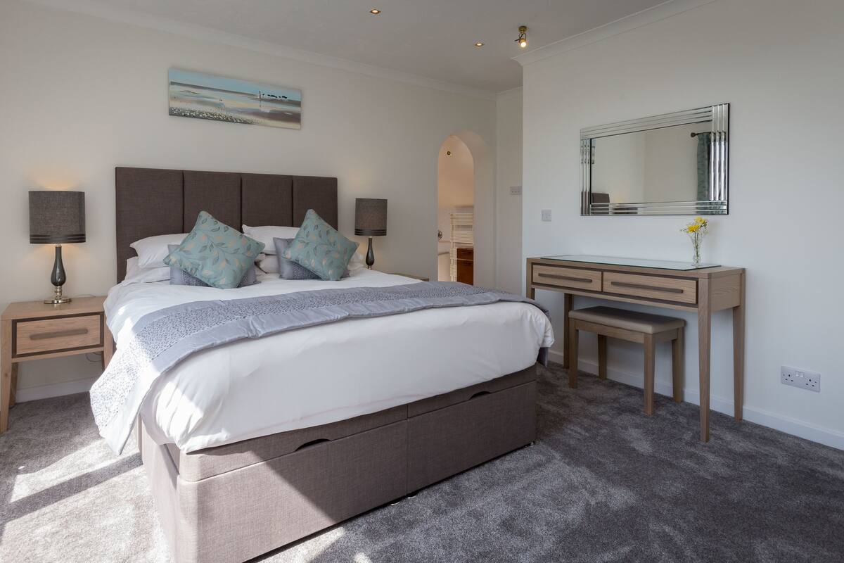 Luxury Apartment, 4 Bedrooms, Balcony, Sea View (Vazon) | Iron/ironing board, WiFi (free)