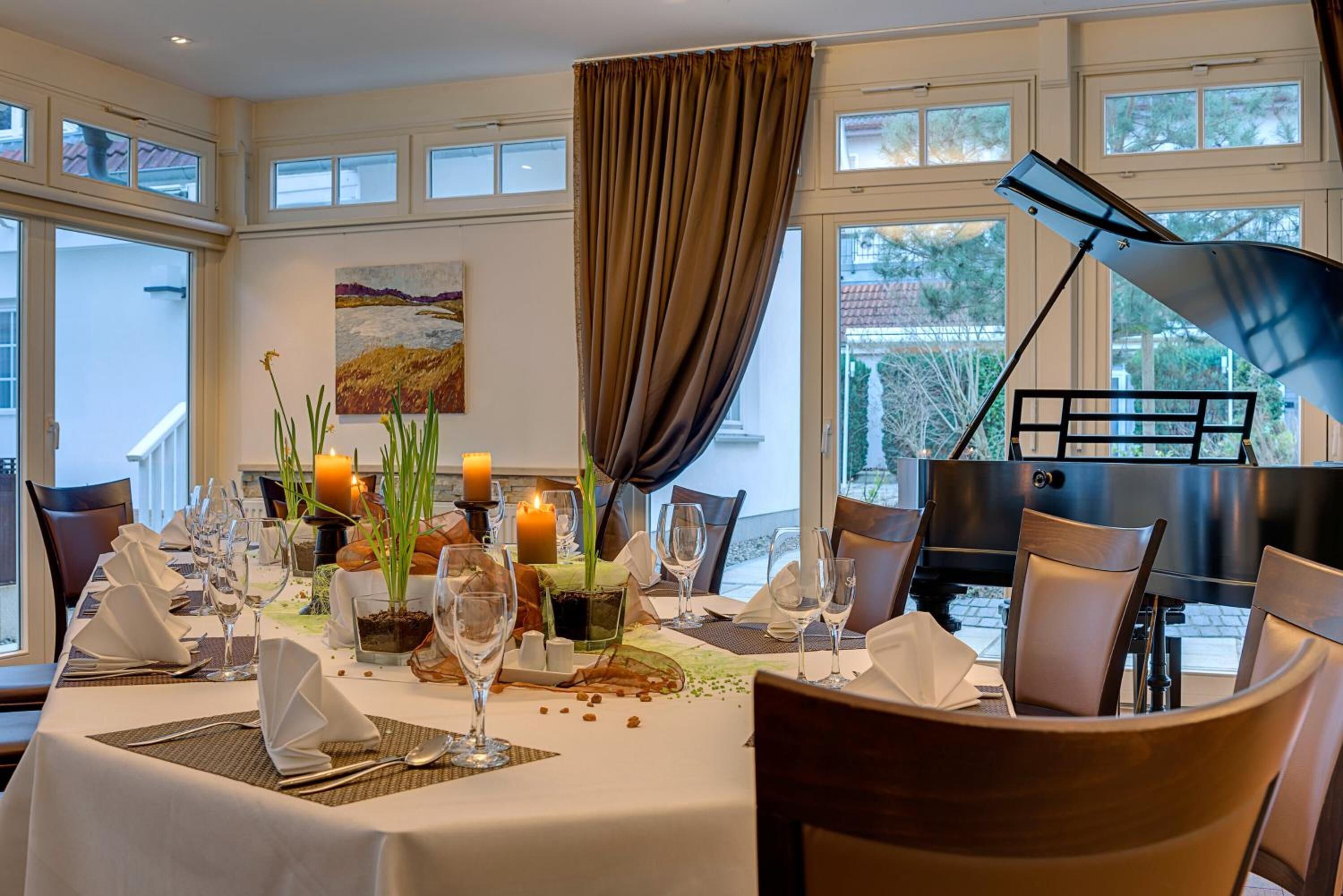 breakfast, lunch and dinner served